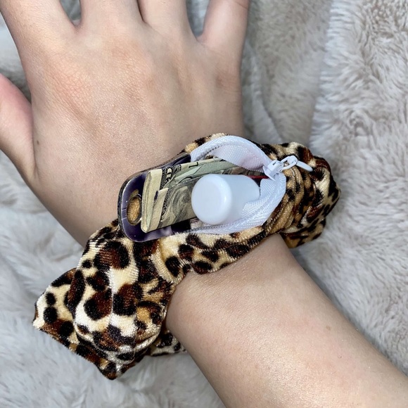 Cheetah zipper scrunchie - Picture 2 of 3